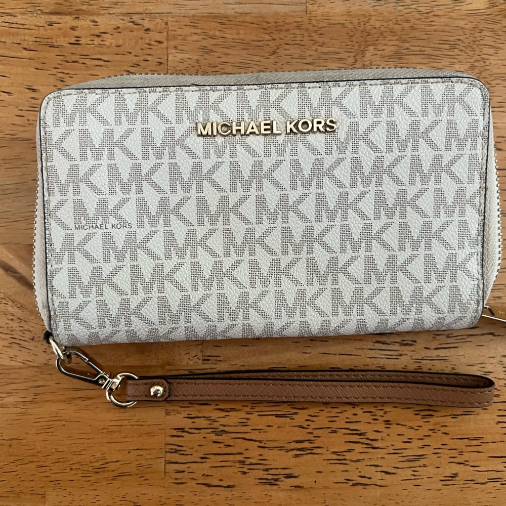 Michael Kors Smartphone Wristlet